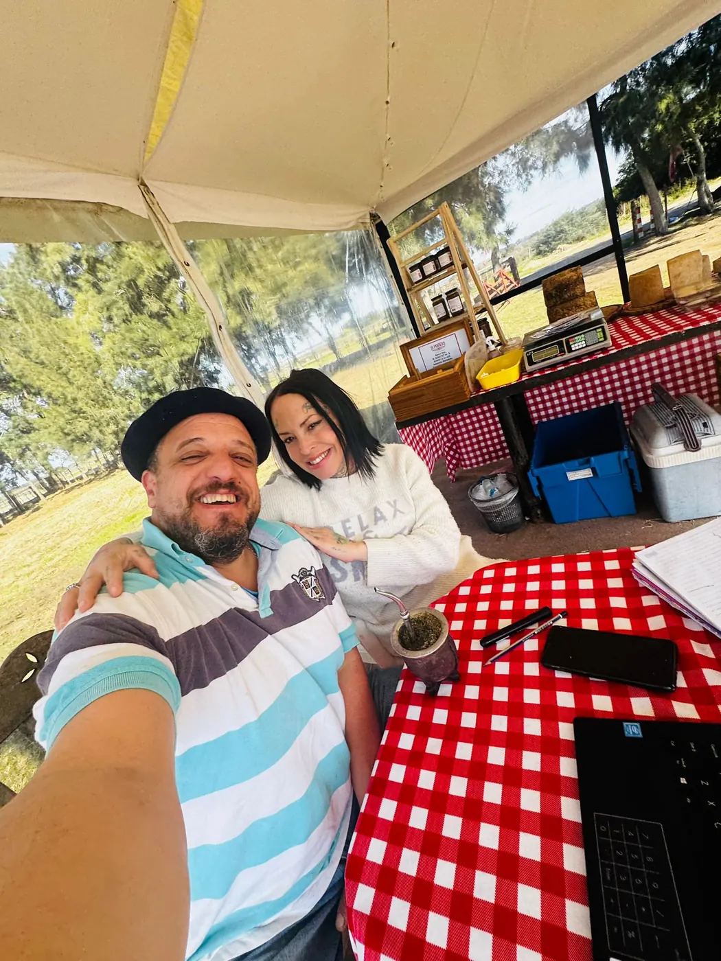 La pareja en la feria rural